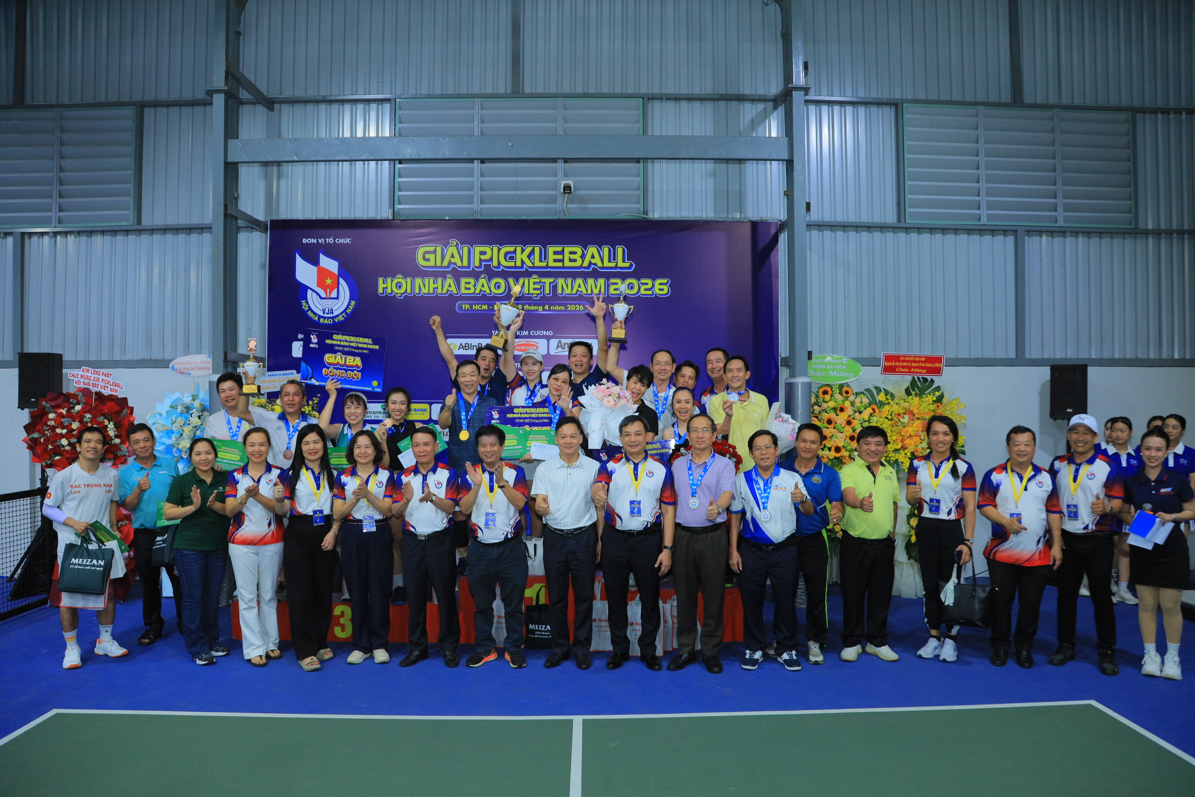 Ban tổ chức v&agrave; Đại diện Chiro Lifestyle trao giải cho nội dung Đồng đội